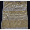 Chal de tul bordado con hojillas de oro, elegante diseño