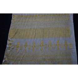 Chal de tul bordado con hojillas de oro, elegante diseño
