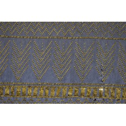 Chal de tul bordado con hojillas de oro, elegante diseño