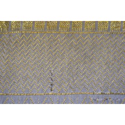Chal de tul bordado con hojillas de oro, elegante diseño