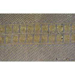 Chal de tul bordado con hojillas de oro, elegante diseño