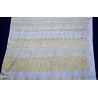 Chal de tul bordado con hojillas de oro, elegante diseño