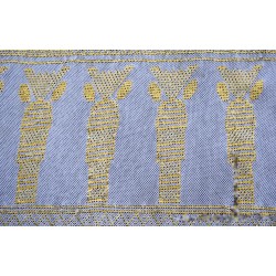 Chal de tul bordado con hojillas de oro, elegante diseño