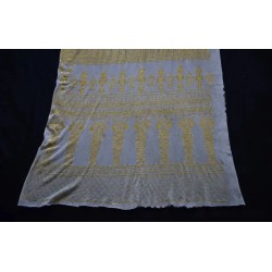 Chal de tul bordado con hojillas de oro, elegante diseño