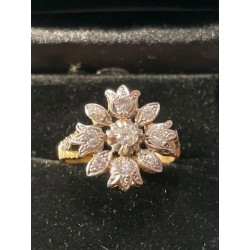 Sortija Vintage de Oro y Diamantes en Forma de Flor - Joya Bicolor de Alta Calidad