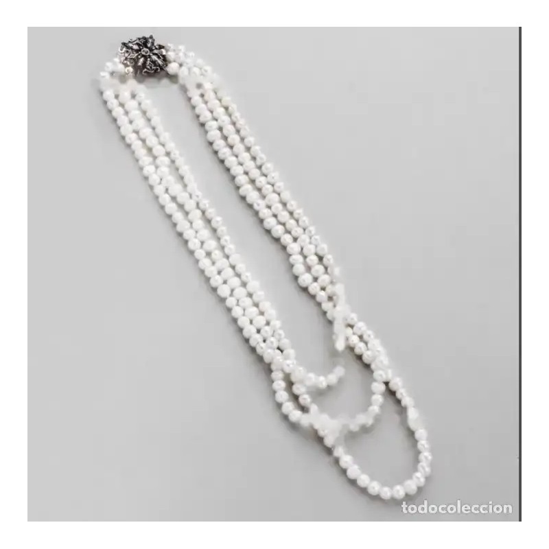 Collar Triple de Perlas Cultivadas con Elegante Cierre de Plata - Joya Clásica