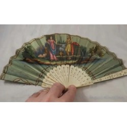 Abanico antiguo con varillas de hueso y motivos musicales - 18 cm