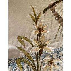 Colcha de Seda Bordada con Escena Oriental - Pieza Textil Siglo XIX