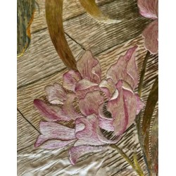 Colcha de Seda Bordada con Escena Oriental - Pieza Textil Siglo XIX
