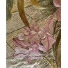 Colcha de Seda Bordada con Escena Oriental - Pieza Textil Siglo XIX