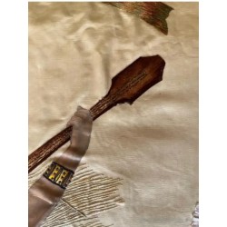 Colcha de Seda Bordada con Escena Oriental - Pieza Textil Siglo XIX