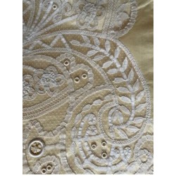 Colcha de Seda Bordada con Escena Oriental - Pieza Textil Siglo XIX