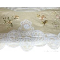 Colcha de Seda Bordada con Escena Oriental - Pieza Textil Siglo XIX