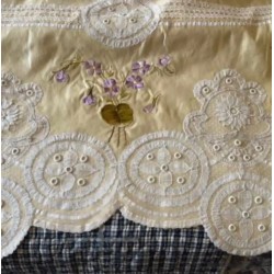 Colcha de Seda Bordada con Escena Oriental - Pieza Textil Siglo XIX