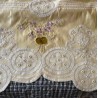 Colcha de Seda Bordada con Escena Oriental - Pieza Textil Siglo XIX