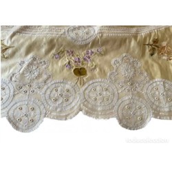 Colcha de Seda Bordada con Escena Oriental - Pieza Textil Siglo XIX