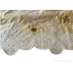 Colcha de Seda Bordada con Escena Oriental - Pieza Textil Siglo XIX