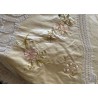 Colcha de Seda Bordada con Escena Oriental - Pieza Textil Siglo XIX