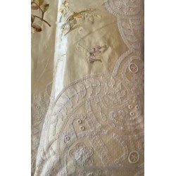 Colcha de Seda Bordada con Escena Oriental - Pieza Textil Siglo XIX
