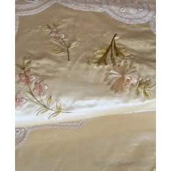 Colcha de Seda Bordada con Escena Oriental - Pieza Textil Siglo XIX