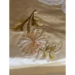 Colcha de Seda Bordada con Escena Oriental - Pieza Textil Siglo XIX