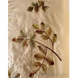 Colcha de Seda Bordada con Escena Oriental - Pieza Textil Siglo XIX