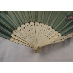 Abanico antiguo con varillas de hueso y motivos musicales - 18 cm