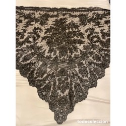 Mantilla Española de Tres Picos en Encaje Chantilly Negro - Pieza Textil Antigua