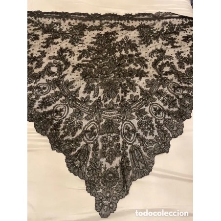 Mantilla Española de Tres Picos en Encaje Chantilly Negro - Pieza Textil Antigua