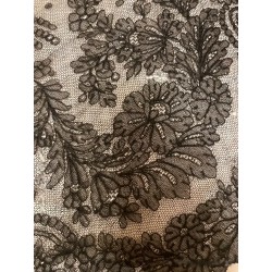 Mantilla Española de Tres Picos en Encaje Chantilly Negro - Pieza Textil Antigua