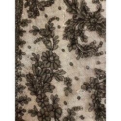 Mantilla Española de Tres Picos en Encaje Chantilly Negro - Pieza Textil Antigua