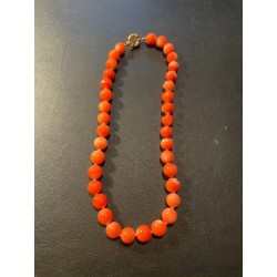 Collar de Coral Naranja con Esferas Uniformes - Joya Marina con Cierre Dorado