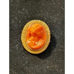 Broche con camafeo de coral en montura dorada