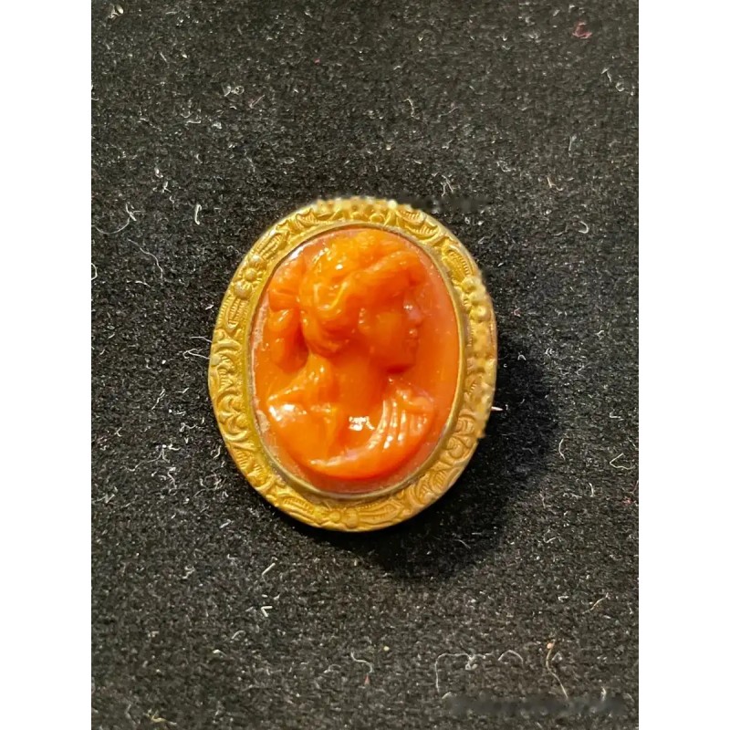 Broche con camafeo de coral en montura dorada Broche con camafeo de coral en montura dorada