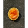 Broche con camafeo de coral en montura dorada