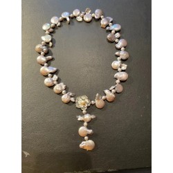 Collar de Perlas Barrocas Grises con Colgante Floral - Joya Artesanal con Nácar