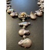 Collar de Perlas Barrocas Grises con Colgante Floral - Joya Artesanal con Nácar