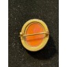 Broche con camafeo de coral en montura dorada
