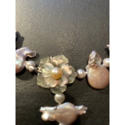 Collar de Perlas Barrocas Grises con Colgante Floral - Joya Artesanal con Nácar