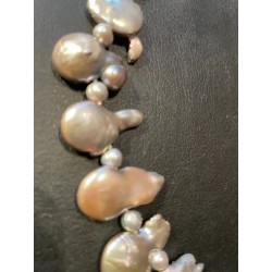 Collar de Perlas Barrocas Grises con Colgante Floral - Joya Artesanal con Nácar