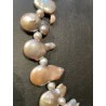 Collar de Perlas Barrocas Grises con Colgante Floral - Joya Artesanal con Nácar