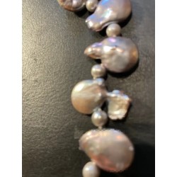 Collar de Perlas Barrocas Grises con Colgante Floral - Joya Artesanal con Nácar