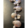 Collar de Perlas Barrocas Grises con Colgante Floral - Joya Artesanal con Nácar