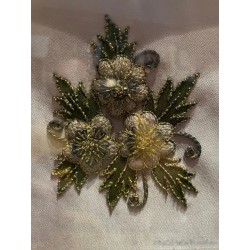Bordado enmarcado floral en elegante marco dorado