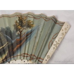 Abanico antiguo con varillas de hueso y motivos musicales - 18 cm