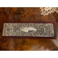 Elegante Caja Antigua de Plata con Dominó - Base Madera con Grabados Artesanales