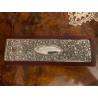 Elegante Caja Antigua de Plata con Dominó - Base Madera con Grabados Artesanales
