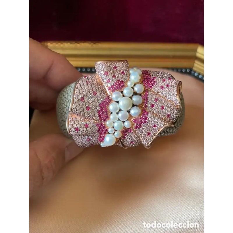 Brazalete Lujo Cuero Galuchat con Perlas y Cristales Swarovski - Diseño Exclusivo