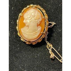 Broche de oro con camafeo tallado a mano de mujer