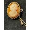 Broche de oro con camafeo tallado a mano de mujer
